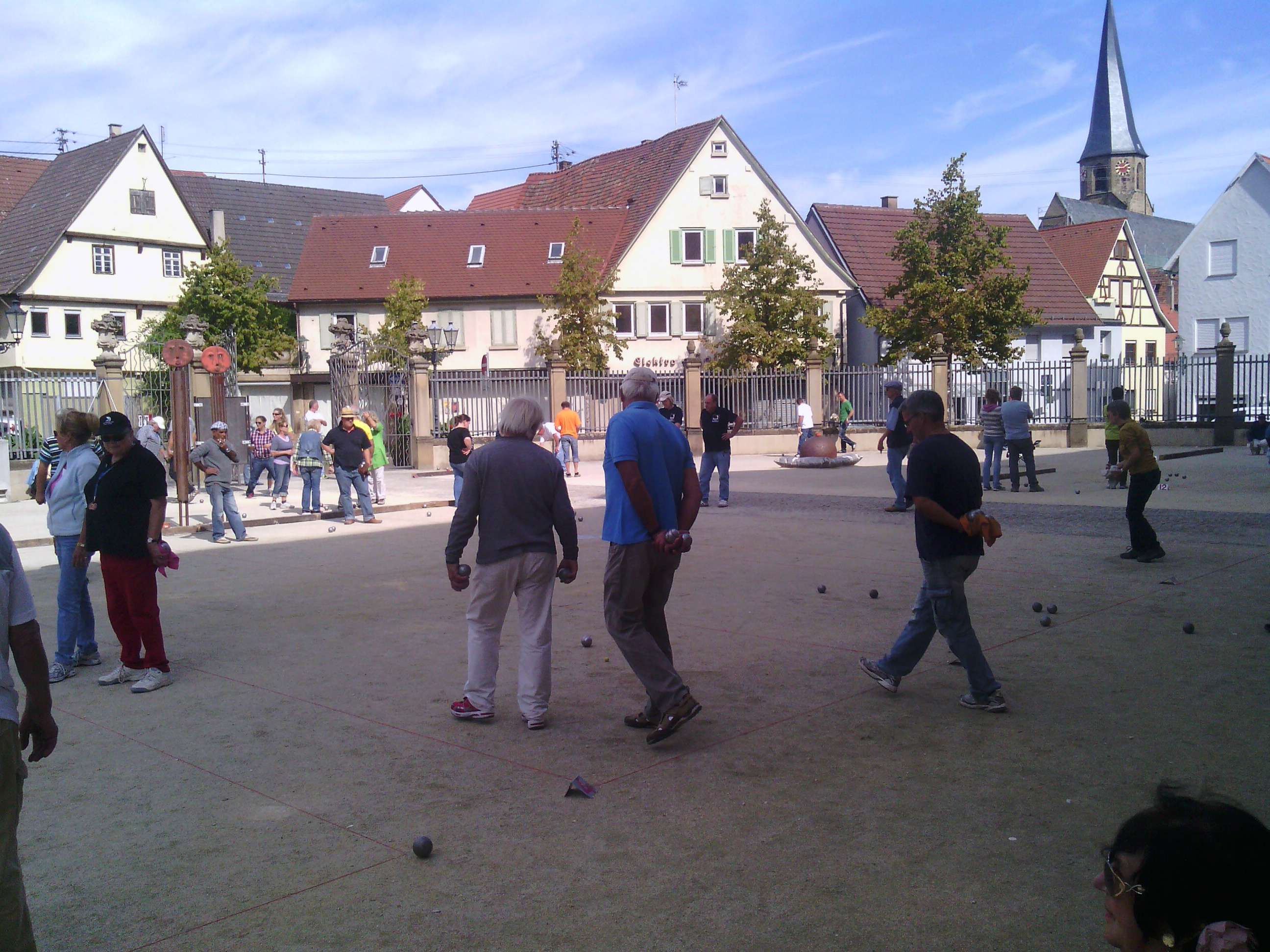 Schlo&szlig; Vorderseite Bouleturnier 2012