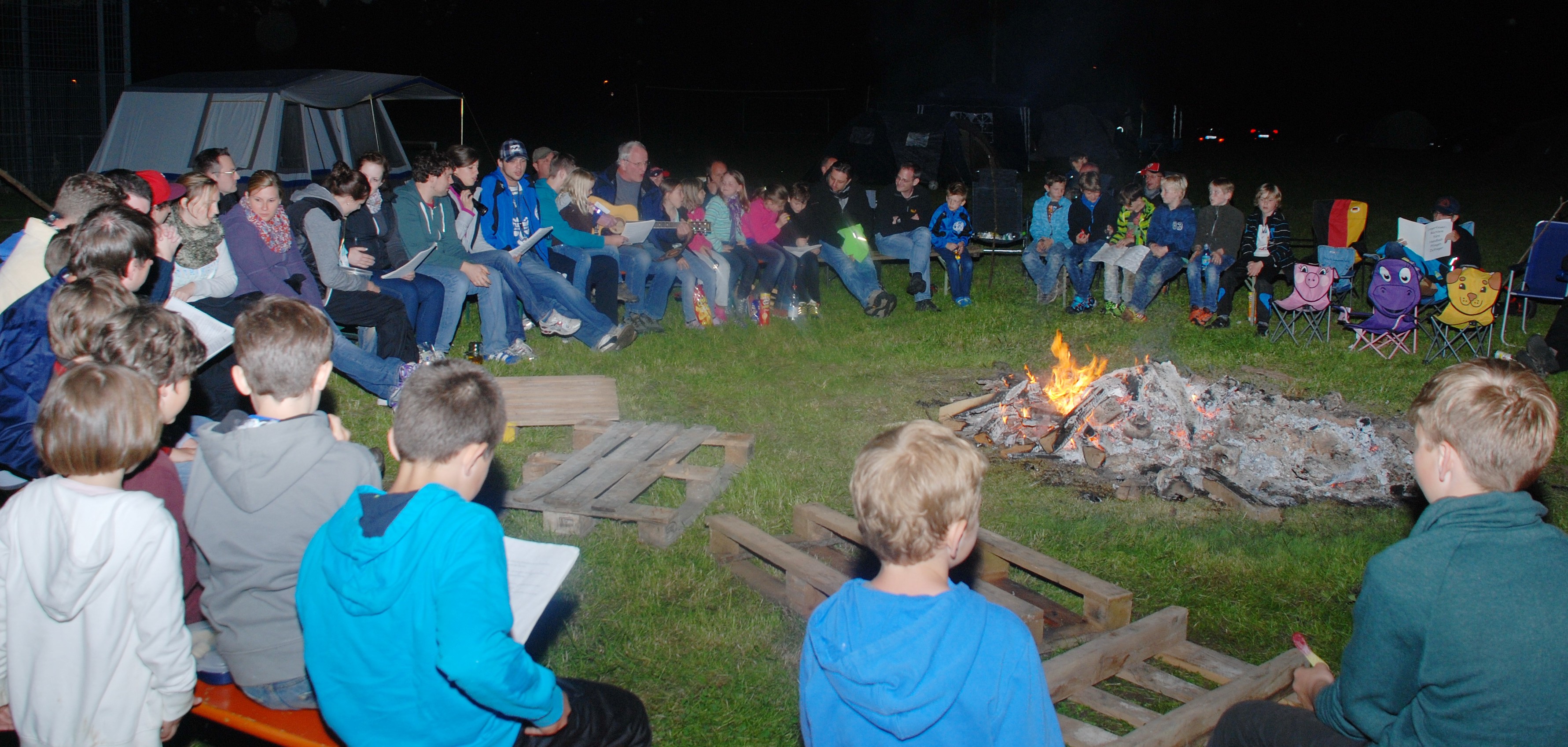 Lagerfeuer beim Pfingstzeltlager