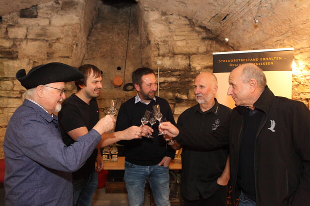 Stoßen auf prämierte Schnäpse an. Museumsleiter Kurt Sartorius, Tobias Fessler, Meik Sartorius, Wolfgang Fessler und Stadtmusikdirektor Rainer Falk (v.l.). Foto Daniel Seybold.