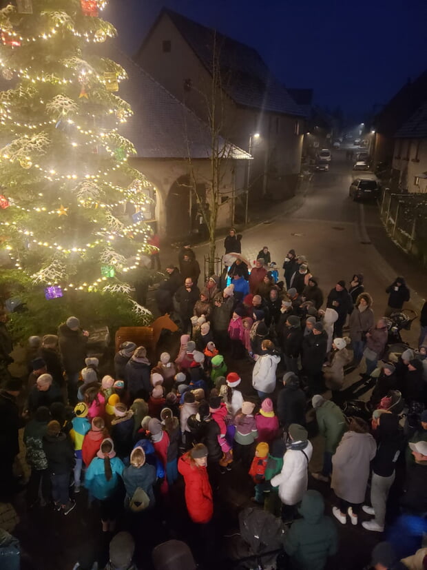 Spendenübergabe am festlich geschmückten Christbaum