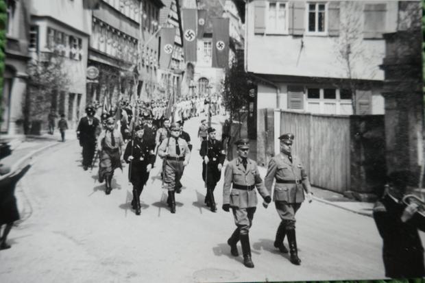 Aufmarsch der Nazis in der Hauptstraße