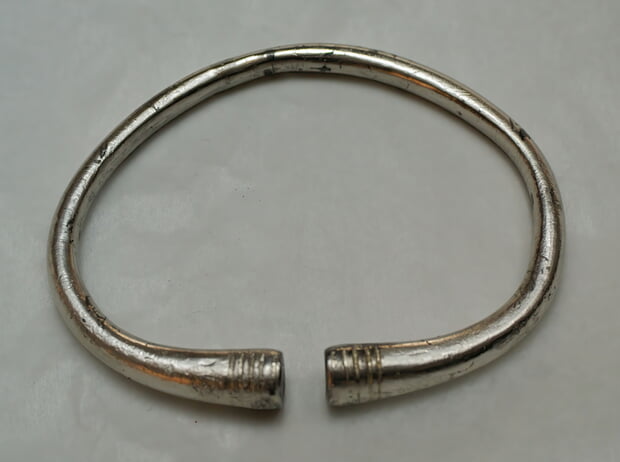 Silberarmring massiv, mit Kolbenenden, silber vergoldet. Wurde viel getragen.