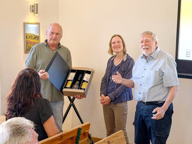 Ulrich Bauer (li.) und Manfred Schm&auml;lzle &uuml;bergeben ein Weinpr&auml;sent