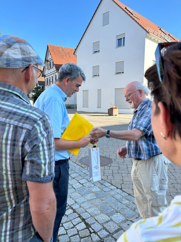 Kurt Sartorius bedankt sich bei B&uuml;rgermeister Alexander Fleig