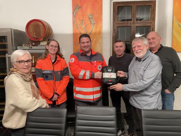 Symbolische &Uuml;bergabe eines Defibrillators an den DRK Ortsverein durch den Vorstand der Freunde der Vinothek