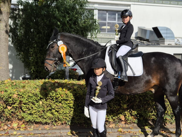 Maxine und Annika mit Fuerstentanz