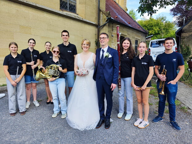 Mitglieder des Jugendorchesters überraschten ihre Dirigentin Saskia Pasker anlässlich ihrer Hochzeit mit einem musikalischen Gruß und einem Ehrenspalier.