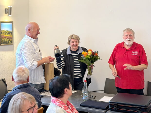Die Vorst&auml;nde Ulrich Bauer und Manfred Schm&auml;lzle ehren Hannelore Tiedke