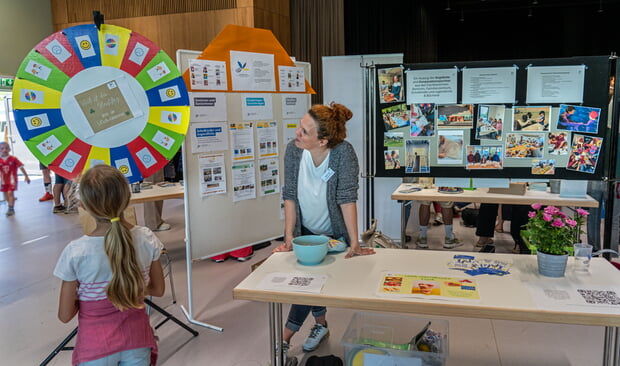 Am Stand der LEWA konnten die Kinder am Gl&uuml;cksrad drehen und die Eltern informierten sich bei Fachamtsleiterin Melanie Liegl &uuml;ber die Angebote f&uuml;r Kinder