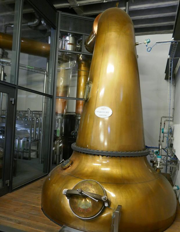 In zwei riesigen Brennblasen wird der Whisky in St. Kilian gebrannt.