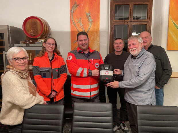 Symbolische &Uuml;bergabe des AEDs