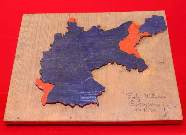 Laubsägearbeit von 1935 in der 8. Klasse von Fritz Widmannn zeigt das Großdeutsche Reich.