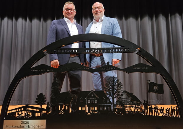 Die B&uuml;rgermeister Renger und Sch&auml;uffele vor dem Schwibbogen