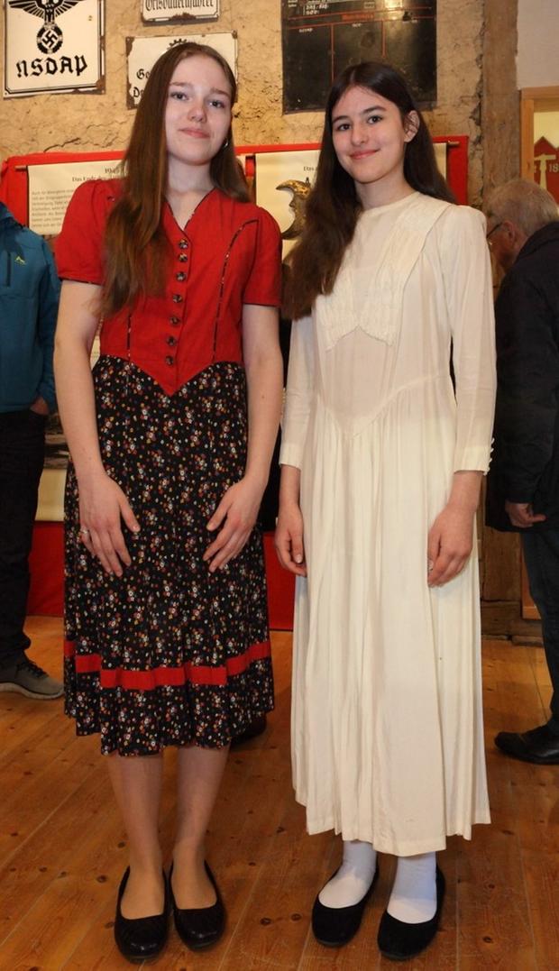 Ein besonderes Exponat ist beim Internationalen Museumstag ein Brautkleid, welches wegen der Materialknappheit nach dem Krieg aus Fallschirmseide gefertigt wurde. Beim linken Kleid wurde das Oberteil aus einer Hakenkreuzfahne geschneidert.