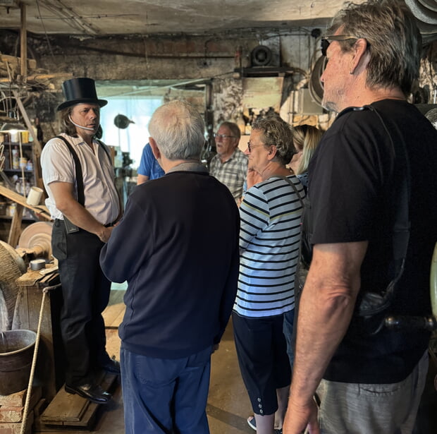 Die Technik in der alten Schleifm&uuml;hle zeigte Daniel Seybold.