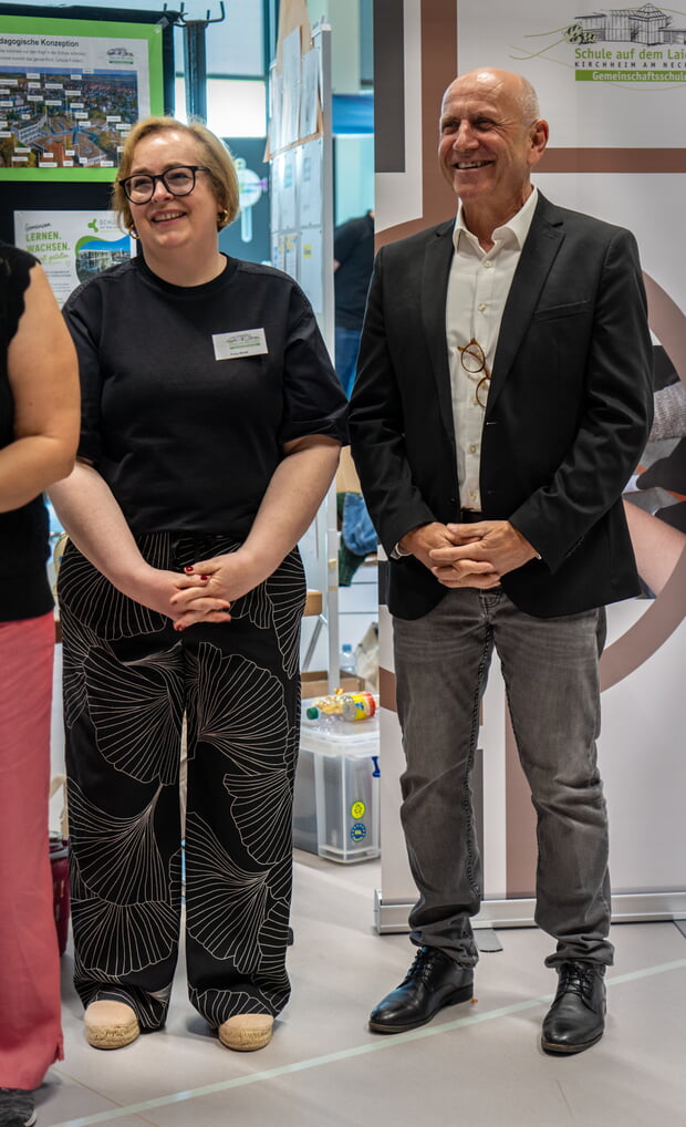 Schulleiterin Simone Brett und Musikschulleiter Reiner Falk freuen sich &uuml;ber die Auszeichnung der Bl&auml;serklasse.
