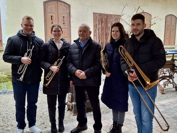 Walter M&ouml;ck (3. v. l.) mit einem Ensemble des Musikvereins