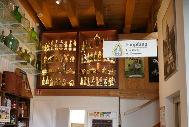 In einer Vitrine im Empfang ist nun die einmalige Sammlung von 185 Spieluhren-Schnapsflaschen zu sehen. Foto Kurt Sartorius