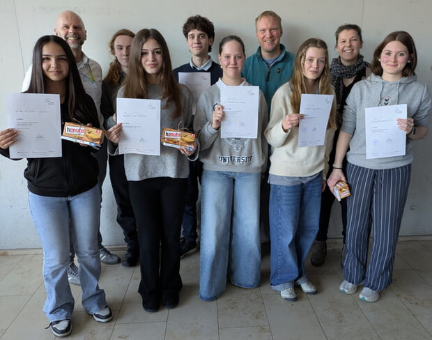 Schulleiter Achim Salomon, stellvertretender Schulleiter Sven Schmitt, Gemeinschaftskundelehrerin und Organisatorin Sarah Auer und die Finalisten des Wettbewerbs &acute;Jugend debattiert` am Alfred-Amann-Gymnasium