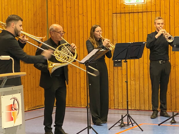 Der gute Klang zu den Feierlichkeiten kam von der Musikschule Bönnigheim unter Leitung von Stadtmusikdirektor Rainer Falk