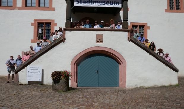 Die Historische Gesellschaft genoss die Stadtf&uuml;hrung in Michelstadt. Foto Volker Stutz.