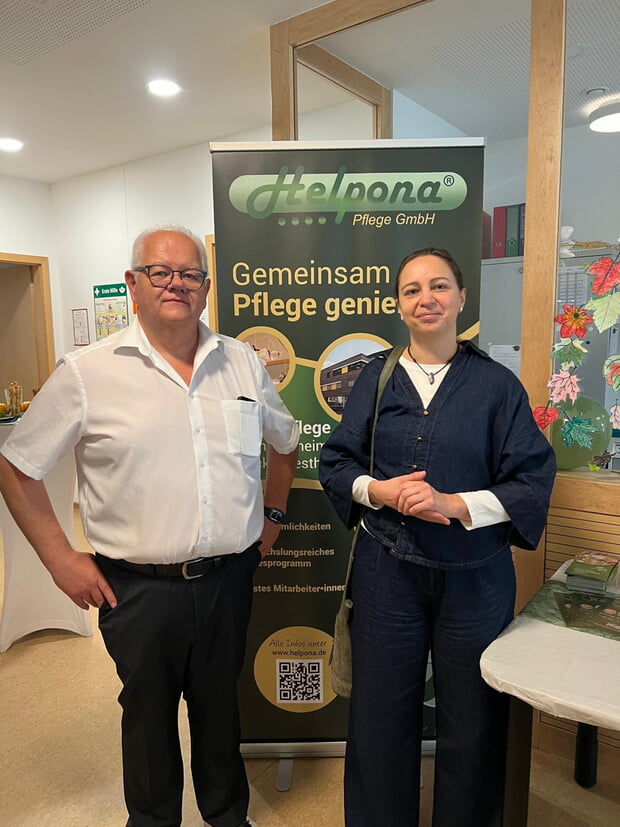 Koordinatorin Julia Mattick (re.) gratuliert Wilfried Beyer von der Helpona Pflege GmbH zum Zehnjährigen