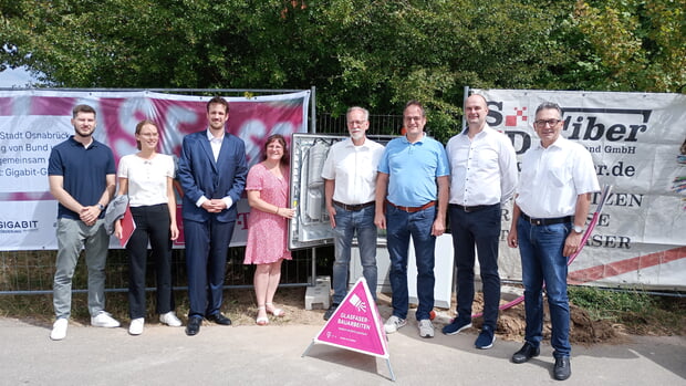 Spatenstich mit Bürgermeister Albrecht Dautel, Vertretern der Telekom, der Gigabitregion Stuttgart, des Bundes und des Landes Baden-Württemberg sowie des Zweckverbandes Kreisbreitband Ludwigsburg