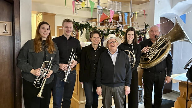 Fritz Tabler (3. v. L.) und Ulrike Staudenrausch (3. v. R.) mit einem Ensemble des Musikvereins.