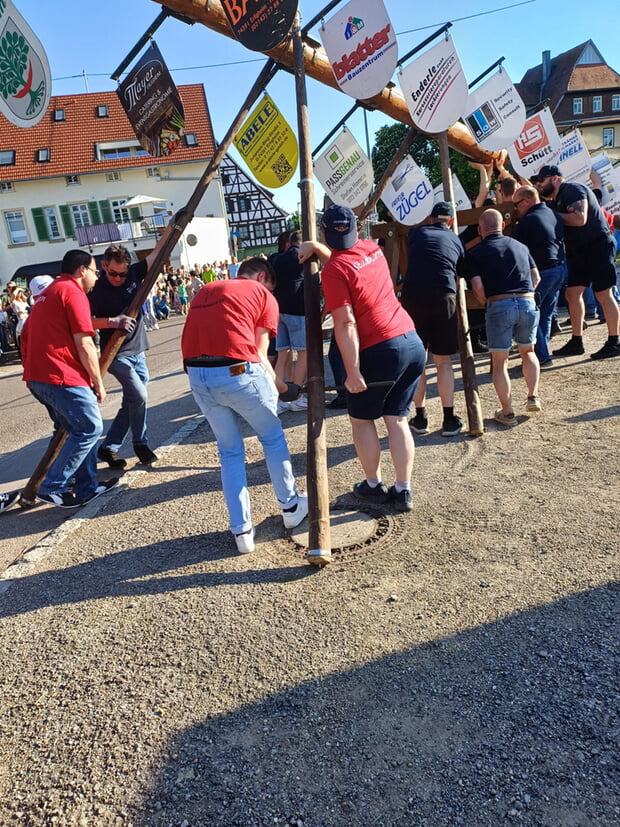 Aufrichten des Maibaumes