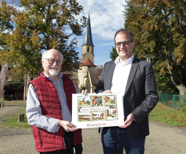 Kurt Sartorius &uuml;berreicht an B&uuml;rgermeister Albrecht Dautel den neuen B&ouml;nnigheim-Kalender.
