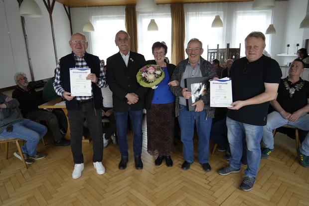 v. l. n. re: Nobert Meisner, Hans Frank (Fischereiverband), Rita und Heinrich Schenk und 1. Vorsitzender Martin Mainusch