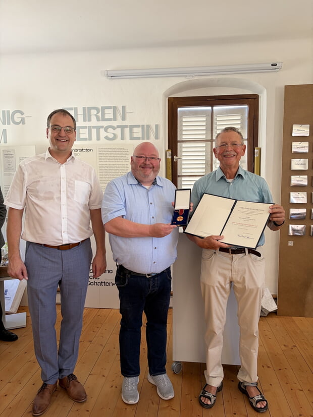 v. l. n. r.: B&uuml;rgermeister Albrecht Dautel, Rene Griebel (Leiter des Regionalen Standortmanagements S&uuml;d des Deutschen Wetterdienstes) und Dr. Werner G&uuml;nter Mann
