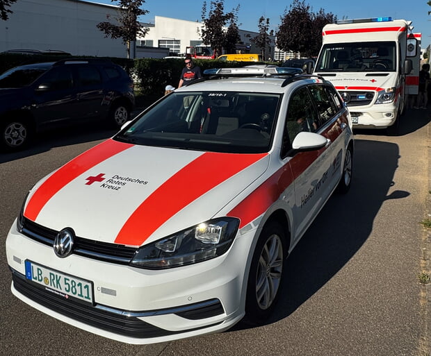 Helfer vor Ort im Einsatz mit Einsatzfahrzeugen