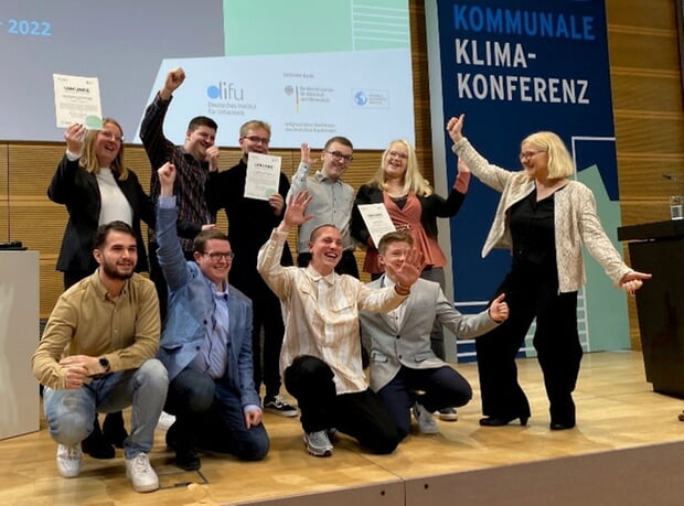 Die Azubis der AVL feiern ihre wohlverdiente Auszeichnung im Jahr 2022