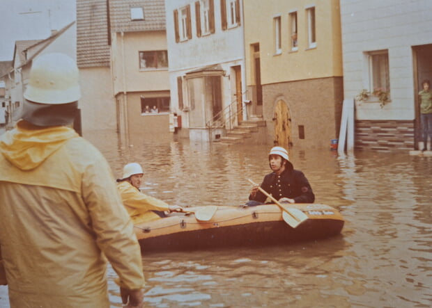 Reinhold Faber beim Hochwasser 1978 in der Hauptstra&szlig;e