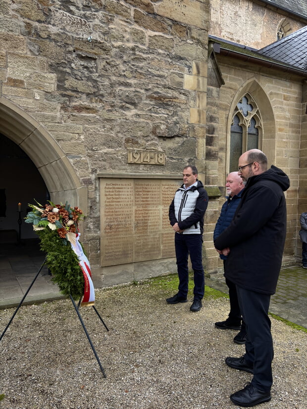 Kranzniederlegung durch Bürgermeister Albrecht Dautel, Bernd Walsch (Vertreter des Sozialverbandes VdK Ortsverband Bönnigheim-Kirchheim) und Gregor Schäfer (Ortsbeaufragter des Volksbundes Deutscher Kriegsgräberfürsorge)