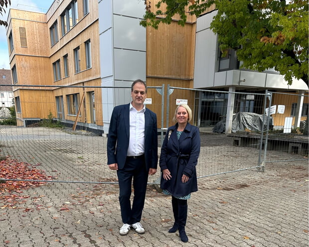 B&uuml;rgermeister Albrecht Dautel und Landtagsabgeordnete Meike G&uuml;nter vor der Schulbaustelle.