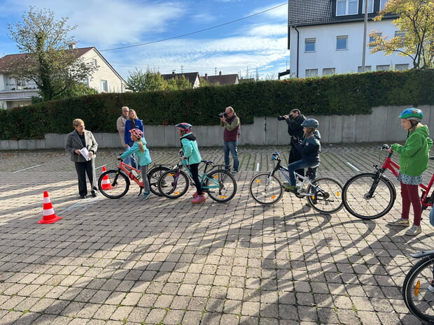 Ministerin Nicole Razavi beim Fahrradparcour mit den Sch&uuml;lerinnen und Sch&uuml;ler der Ganerbenschule