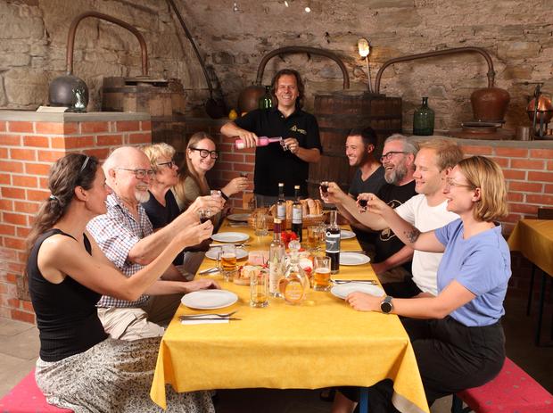 Schon viele zehntausend Besucher genossen eine lustige Schnaps- und Lik&ouml;rprobe im stimmungsvollen Steinhauskeller.