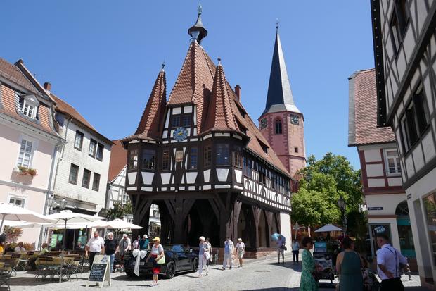 Das markante Fachwerkrathaus von Michelstadt beeindruckt Besucher seit 1484 mit seiner einzigartigen Architektur und bewegten Vergangenheit. Es z&auml;hlt zu den bekanntesten Fachwerkbauten Deutschlands.