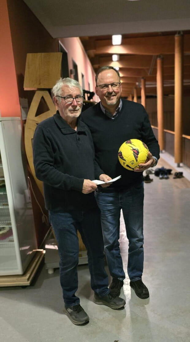 Das Foto zeigt Bernd Kr&auml;mer bei der Preisverteilung mit Ulrich H&auml;usser