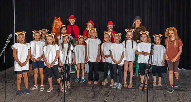 Vordere Reihe von links: Selina Leopold, Leona Köllner, Mona Scherb, Nicole Federlein, Alexianne King, Therese Blavustyak, Greta Galiebe, Liv Lavato, Sophie Alber, Emilia Fitz, Annika Bäuerle, Pauline King.Hintere Reihe von linkls: Emma Nollenberger, Viktoria Yeneva, Alissa King, Helena Bröllos, Lena Mißbach, Anna Ziegler, Adelia Loskan.