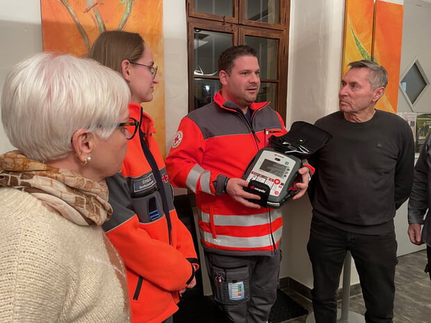 Bereitschaftsleiter Jens K&uuml;bler erkl&auml;rt den AED (Defibrillator)