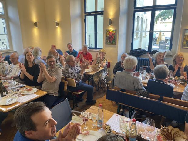 Langanhaltender Applaus für die Organisatoren und die beiden Sommeliers