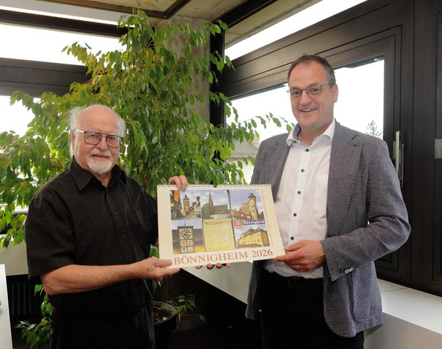 Kurt Sartorius überreicht an Bürgermeister Albrecht Dautel das erste Kalenderexemplar.
