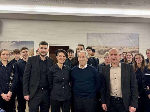 Rudi Gutwerk (2. v. r.) an seiner Geburtstagsfeier vor dem Stadtorchester