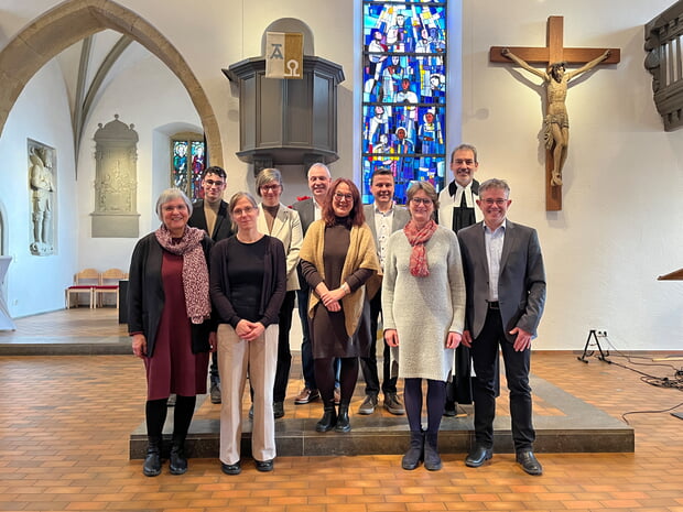 Von links: Beate Schoor, Robin Weichert, Eva Lieberherr, Sabine Lieberherr, Klaus Potrafke, Judith Hennig, Matthias M&uuml;ller-Gutjahr, Elke Schwarzkopf (Laienvorsitzende), Pfarrer Achim Binder, Hans-J&ouml;rg Neuner