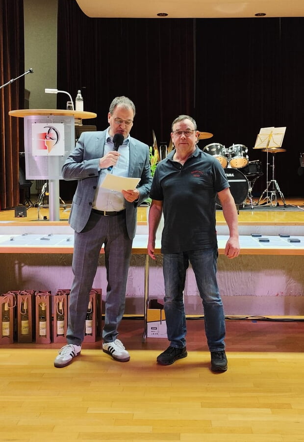 Verdiente Auszeichnung: B&uuml;rgermeister Albrecht Dautel ehrt unseren Reinhard f&uuml;r 15 Jahre unerm&uuml;dlichen Einsatz im B&uuml;rgerverein.