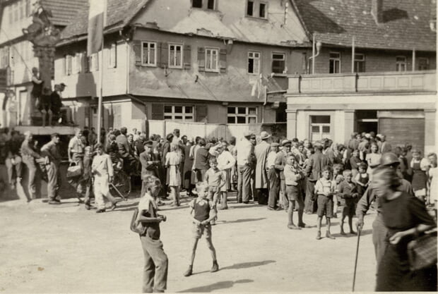 Der ehemalige Ortsgruppenleiter Gustav Glaser wird durch Bönnigheim geführt